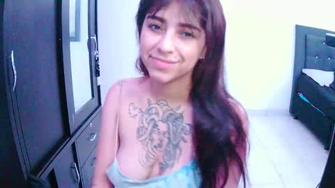 Snapshot of adri_gomez1 chatting on October 18, 8:15 am online show from October 18, 8:15 am