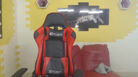 adri_sexboy online show from December 19, 1:07 pm