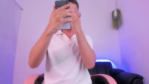 Snapshot of adrian_lux_ chatting on April 2, 8:28 pm adrian_lux_ online show from April 2, 8:28 pm