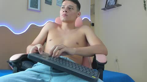 Snapshot of adrian_lux_ chatting on April 8, 3:50 am adrian_lux_ online show from April 8, 3:50 am