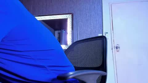 Snapshot of adrian_rae chatting on January 27, 11:43 am online show from January 27, 11:43 am