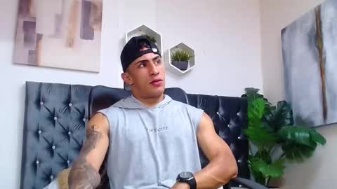 Snapshot of adrian_rae chatting on October 1, 6:14 pm online show from October 1, 6:14 pm