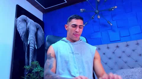 Snapshot of adrian_rae chatting on November 5, 12:54 am online show from November 5, 12:54 am