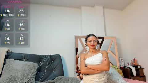 Snapshot of aelinfireheart chatting on May 19, 11:44 pm Aelin online show from May 19, 11:44 pm