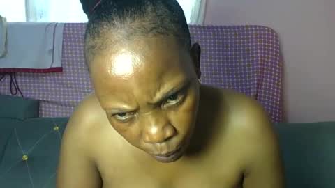 Snapshot of african_divaa chatting on February 25, 8:24 am african_divaa online show from February 25, 8:24 am