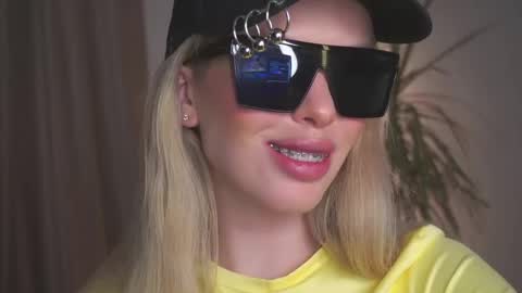 Snapshot of agent_blonde chatting on April 19, 4:06 pm May online show from April 19, 4:06 pm