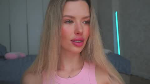 Snapshot of agent_blonde chatting on May 13, 1:58 am May online show from May 13, 1:58 am