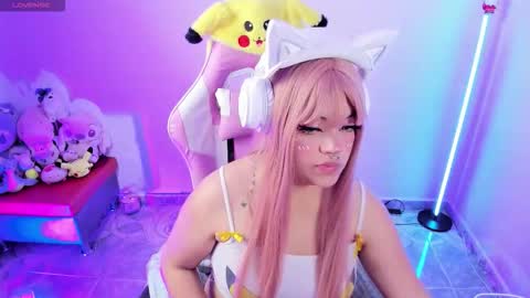 Snapshot of ahri_elderwood chatting on October 5, 4:33 am Ahri help me get to 100  online show from October 5, 4:33 am
