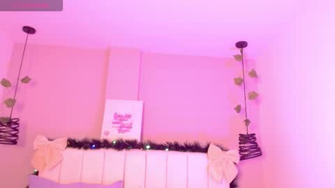 Snapshot of ahri_roux chatting on December 15, 12:48 am ahry online show from December 15, 12:48 am