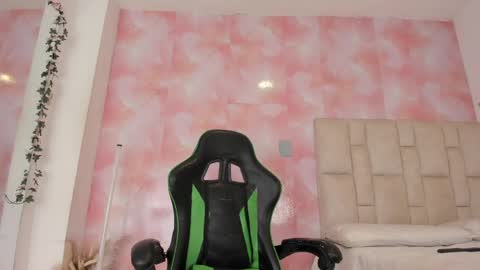 karoline  online show from April 8, 11:05 pm