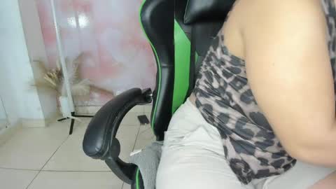 Snapshot of aida_rose chatting on April 22, 9:38 pm karoline online show from April 22, 9:38 pm
