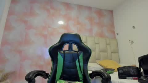Snapshot of aida_rose chatting on May 28, 9:56 pm karoline online show from May 28, 9:56 pm