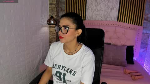aisha__cambell online show from April 8, 10:15 am