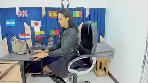 Snapshot of aisha_hotts777 chatting on June 29, 6:19 pm Aisha online show from June 29, 6:19 pm
