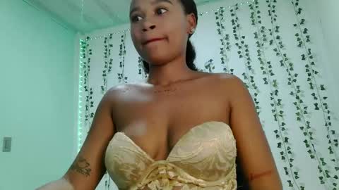 akemy_saunderz online show from May 29, 3:37 am