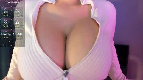 Snapshot of akura_01 chatting on October 12, 8:13 am Akura is here 3 online show from October 12, 8:13 am