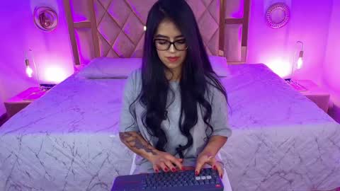 alahiacolucci online show from May 30, 1:30 pm