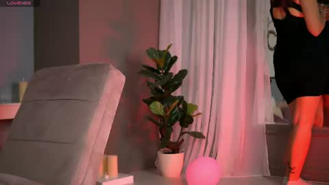 AlanaReign online show from June 19, 9:35 am