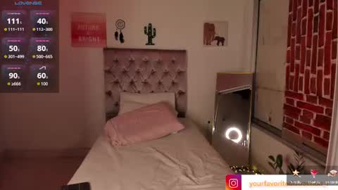 Snapshot of alannalove__ chatting on June 18, 12:33 am Alanna online show from June 18, 12:33 am