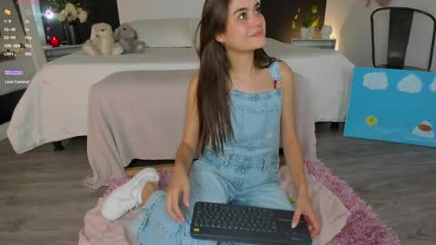 Snapshot of alannarusselll chatting on May 20, 8:04 pm Alanna Cute Russell online show from May 20, 8:04 pm