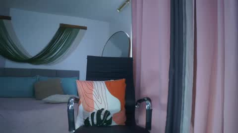 Snapshot of alannathomson chatting on June 4, 9:43 pm alannathomson online show from June 4, 9:43 pm