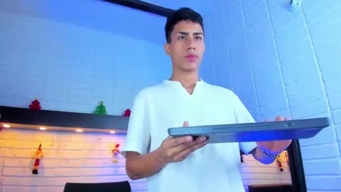 Snapshot of alannaughty_ chatting on December 4, 9:13 pm alannaughty_ online show from December 4, 9:13 pm