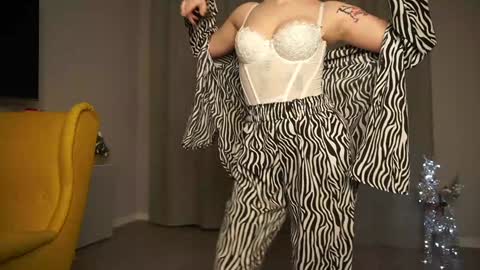 Snapshot of albertaellen chatting on January 14, 10:23 pm Hi all. My name is Stela and this is my first day here online show from January 14, 10:23 pm