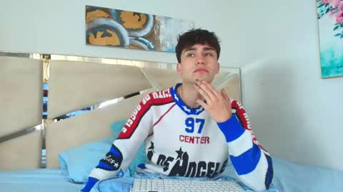 Snapshot of alec_rogue chatting on November 23, 2:17 pm alec online show from November 23, 2:17 pm