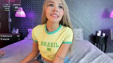 Snapshot of aleja_bloom chatting on May 15, 11:17 am aleja_bloom online show from May 15, 11:17 am