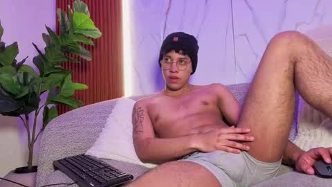 Snapshot of alejostonevg chatting on February 17, 7:31 pm Alejo online show from February 17, 7:31 pm