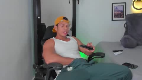 Snapshot of alejostrong chatting on February 14, 1:45 am alejostrong online show from February 14, 1:45 am