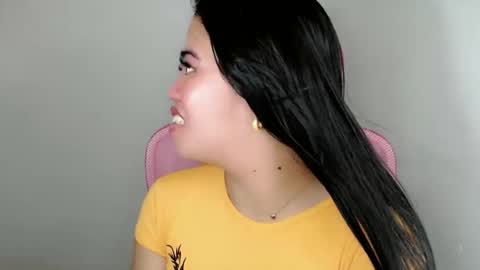 Snapshot of alesha_vibe_me chatting on May 19, 1:56 am alesha_vibe_me online show from May 19, 1:56 am