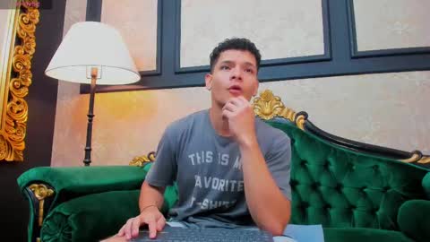 Snapshot of aless_king chatting on March 5, 11:49 am Alessandro King online show from March 5, 11:49 am