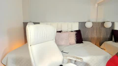 Yy  online show from April 9, 6:24 pm