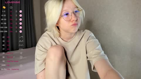 Snapshot of alettaevee chatting on March 24, 1:32 am alettaevee online show from March 24, 1:32 am