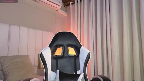 Snapshot of alex_pierce_ chatting on February 12, 7:53 pm Alex online show from February 12, 7:53 pm