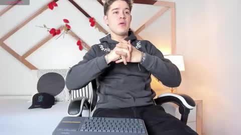 Snapshot of alex_pierce_ chatting on February 14, 8:05 pm Alex online show from February 14, 8:05 pm