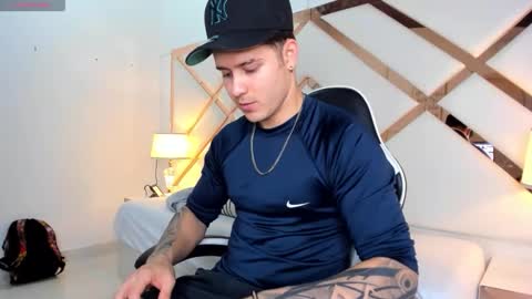 Snapshot of alex_pierce_ chatting on February 19, 6:59 pm Alex online show from February 19, 6:59 pm