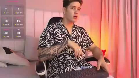 Snapshot of alex_pierce_ chatting on February 20, 7:58 pm Alex online show from February 20, 7:58 pm