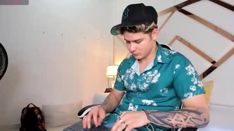 Snapshot of alex_pierce_ chatting on February 26, 7:24 pm Alex online show from February 26, 7:24 pm