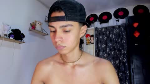 Snapshot of alex_sweet_69 chatting on November 15, 2:13 pm Alex online show from November 15, 2:13 pm