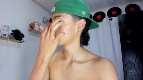 Snapshot of alex_sweet_69 chatting on November 24, 12:49 pm Alex online show from November 24, 12:49 pm