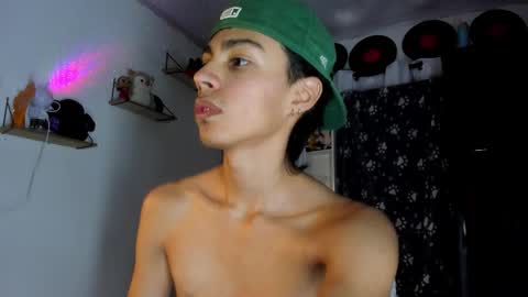 Snapshot of alex_sweet_69 chatting on December 18, 4:35 pm Alex online show from December 18, 4:35 pm