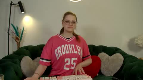 AlexaAvery online show from May 16, 6:32 am