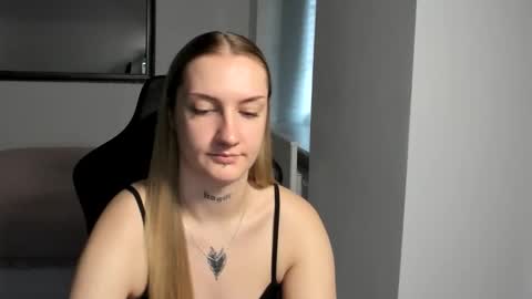 Snapshot of alexafragile chatting on October 9, 12:25 pm Alexa online show from October 9, 12:25 pm