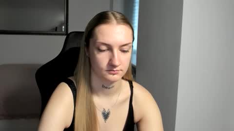 Snapshot of alexafragile chatting on October 10, 10:03 am Alexa online show from October 10, 10:03 am