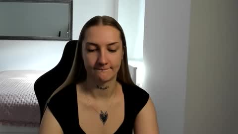 Snapshot of alexafragile chatting on October 15, 10:15 am Alexa online show from October 15, 10:15 am