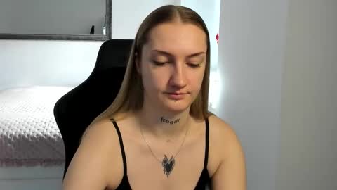 Snapshot of alexafragile chatting on October 18, 11:00 am Alexa online show from October 18, 11:00 am