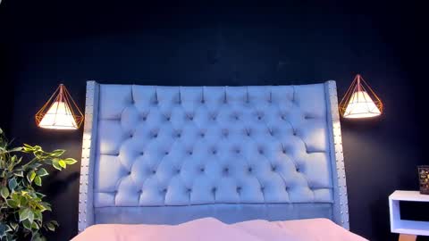 Snapshot of alexamora__ chatting on October 2, 11:50 am C A M I L A online show from October 2, 11:50 am