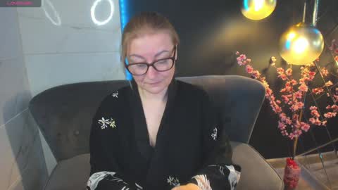 Snapshot of alexandra_kind chatting on December 22, 1:55 pm Alexandra online show from December 22, 1:55 pm